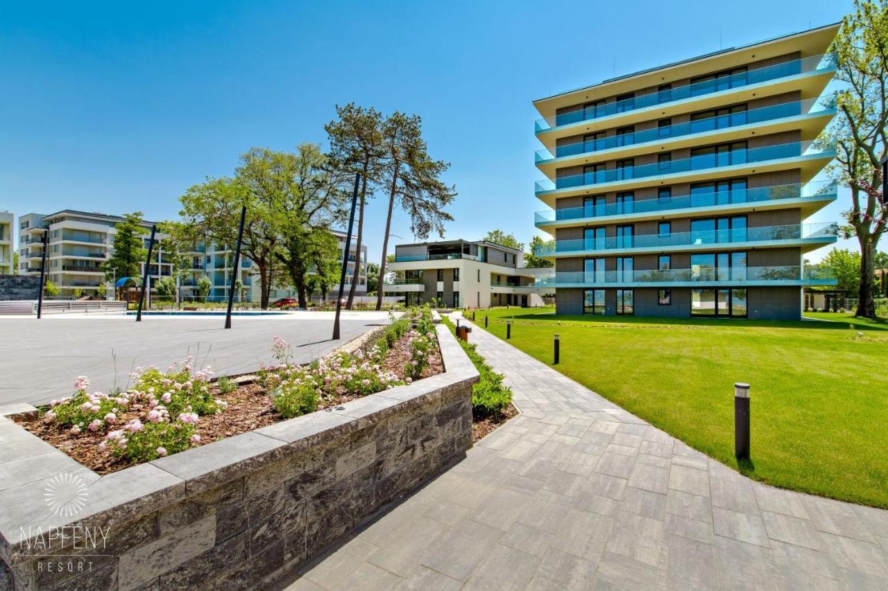 Bonnie-Premium Lelle Waterfront Private Apartment Balatonlelle Exterior foto
